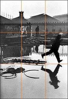 Regra dos terços na fotografia Praça na Estação de Trem Saint-Lazare, de Henri Cartier-Bresson