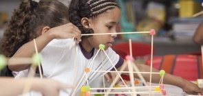 Massinha, palitos e jujubas: como trabalhar formas tridimensionais