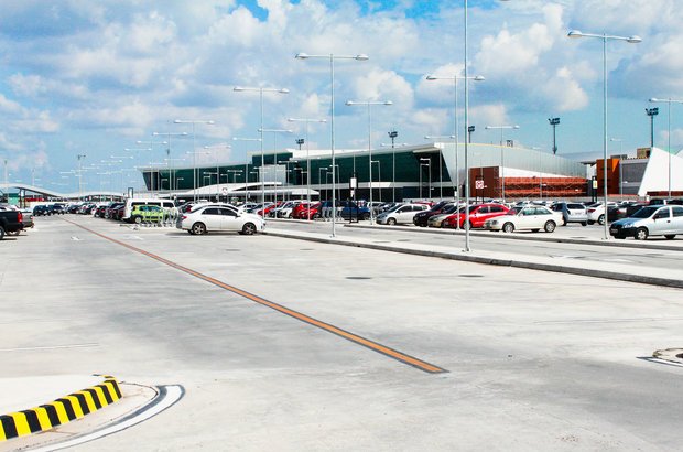 Reforma no aeroporto Manaus. Além da construção do estádio, o pacote de obras da Copa em Manaus prevê a reforma e a modernização do Aeroporto Internacional de Manaus/Eduardo Gomes. O projeto, orçado em 444,46 milhões de reais, vai ampliar a área atual e o número de passageiros, entre outras melhorias.