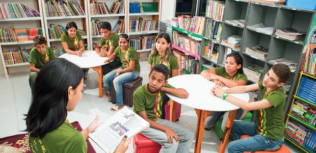 A biblioteca, que antes era um espaço desconhecido, passou a fazer parte do cotidiano destes meninos e meninas. Foto: Drawlio Joca