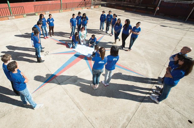 Na quadra da escola, a turma observou mapas posicionados com a rosa dos ventos. Roberto Chacur