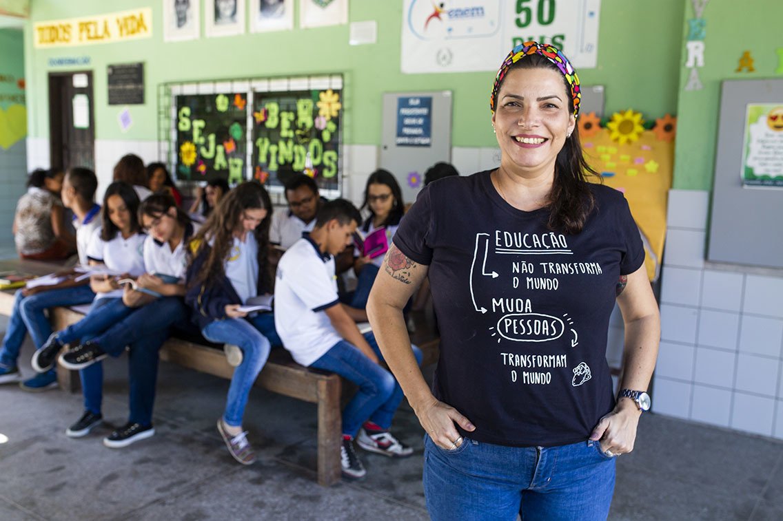 A professora Camile Baccin de Moura e os alunos da EEFM Aloysio Barros Leal