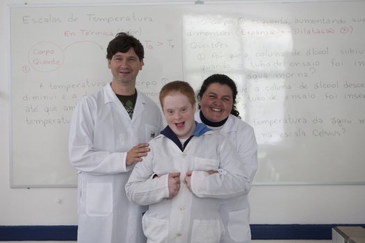 Valorize os saberes do aluno com Síndrome de Down O grau de comprometimento intelectual dos alunos com Síndrome de Down varia de pessoa para pessoa. Mas, de modo geral, ao preparar a aula para esses alunos dê preferencia para informações visuais e proponha desafios gradativos. Valorize e utilize os interesses destes estudantes para estimular o aprendizado.