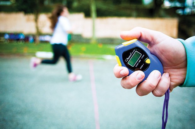 Para o tiro rápido, Natalia cronometrou o tempo dos alunos para correr 100 metros. Patricia Stavis