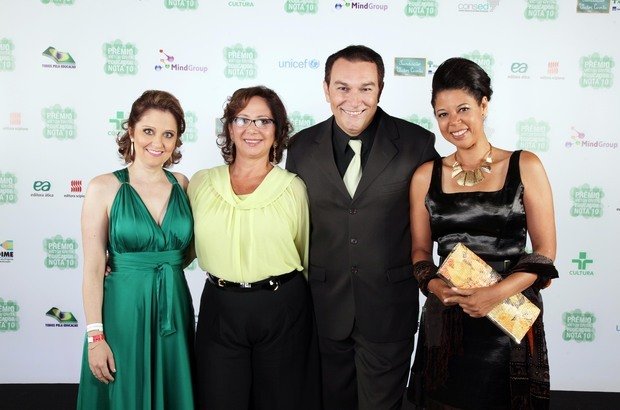 Entregadores e Coordenação Pedagógica da FVC Áudrea da Costa Martins, vencedora do Prêmio em 2009, Regina Scarpa, coordenadora pedagógica da Fundação Victor Civita, Amarildo Reino de Lima, Gestor Nota 10 em 2009, e Silvia Ulisses de Jesus, Educadora do Ano em 2010