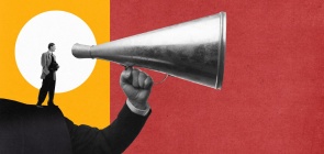 Colagem de uma mão segurando um megafone vintage, na 