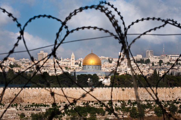 Palestina, no Oriente Médio Vista de Jerusalém pelo arame farpado. Crédito: Ryan Beiler