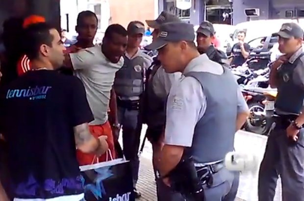 Racismo na abordagem policial Pai defende filhos de racismo em São José dos Campos, SP. CRÉDITO: Reprodução cinegrafista amador/G1