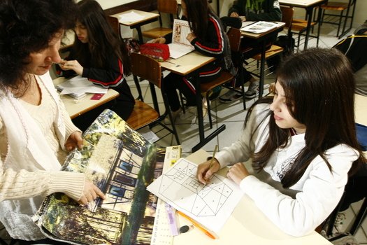 Análise das produções Os alunos desenharam uma casa enxaimel e calcularam as áreas das figuras. Enquanto trabalhavam, Valkiria fez intervenções, como questionar se a casa ficaria de pé caso fosse construída.