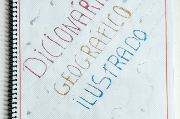 Produção escrita Na EM Professor Domingos Pimentel de Ulhôa, cada estudante elaborou seu dicionário geográfico ilustrado. O material continha as definições dos conceitos estudados ao longo do projeto, como espaço, lugar e paisagem. Roberto Chacur
