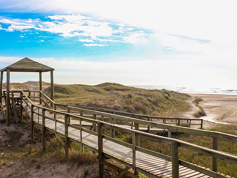 Caminho para uma das praias do município Balneário Gaivota, no litoral de Santa Catarina
