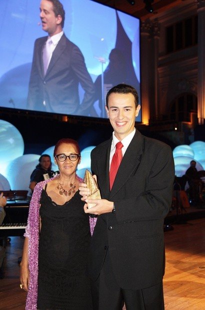 Lininalva e Felipe A Educadora Nota 10 de Salvador, Lininalva Rocha Queiroz, vencedora em 2001, e o Educador do Ano de 2012, Felipe Bandoni de Oliveira