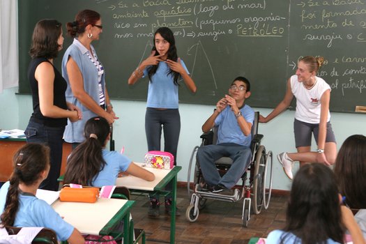 Verifique o que a criança com deficiência física pode fazer O aluno com deficiência física pode não querer participar das atividades por outros motivos que não sejam, necessariamente, a deficiência. Explore o que ele pode fazer e estimule sua participação - inclusive nas aulas de Educação Física.
