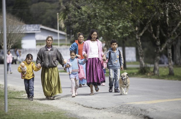 As famílias acompanham de perto o desempenho escolar das crianças. Na imagem, uma cena comum: as mães ciganas fazem questão de acompanhar os filhos à escola todos os dias. Foto Marcelo Almeida