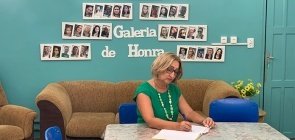 Diretora Lúcia Cristina Santos transformou escola vulnerável em espaço de diálogo