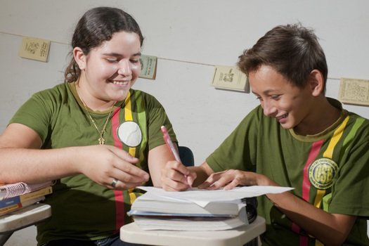 Trabalho em dupla, escrita e reescrita Ao longo de todo o projeto, os alunos foram convidados a ter contato com a palavra escrita. Divididos em duplas, listaram os professores mais marcantes que conheceram e descreveram as características que fizeram deles especiais.