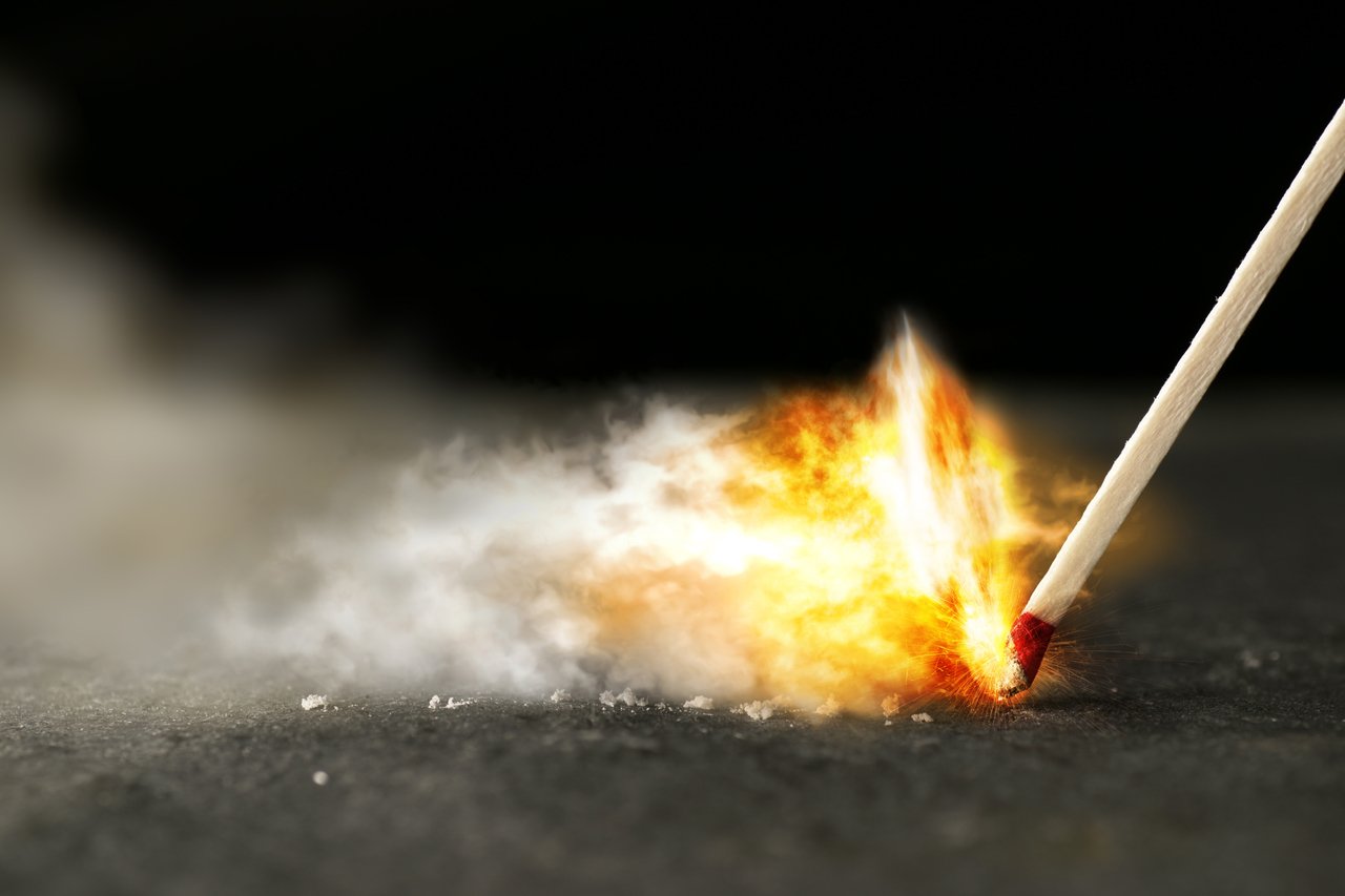 Foto captura momento em que fósforo é riscado e as chamas começam, simbolizando ansiedade, burnout ou estresse