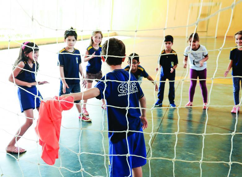 Alunos brincando de passa-anel