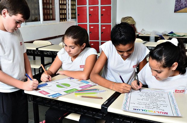 Para a apresentação, as crianças capricharam nos textos e desenhos das cidades fictícias. Marcio Salata