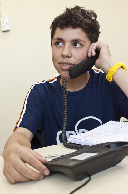 Organização Os integrantes da CBB WebTV têm uma autorização especial para utilizar celulares e o telefone da escola. Assim, podem agendar as entrevistas a serem realizadas. Foto: Tamires Koop