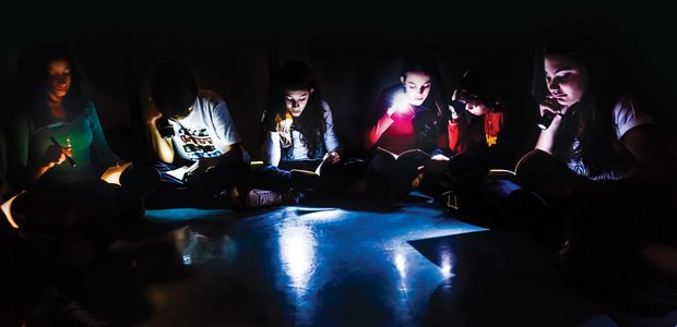 A turma leu os contos e, a cada momento, fez novas análises das características da obra. Foto: Fabio Nascimento