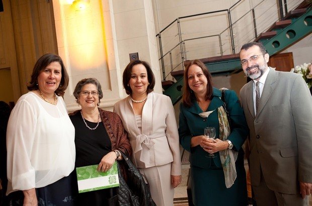 Angela Dannemann e os jurados do Prêmio A diretora executiva da Fundação Victor Civita ao lado dos jurados Vera Placco, Anna Helena, Sofia e Rui Aguiar