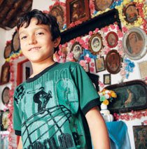 Augusto, 11 anos, é um dos responsáveis por tocar a instituição. Foto: Raoni Maddalena