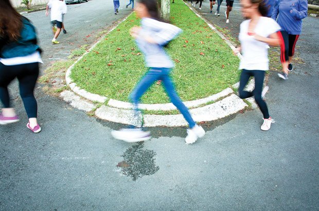 A corrida de longa distância aconteceu em torno de um canteiro durante dez minutos. Patricia Stavis