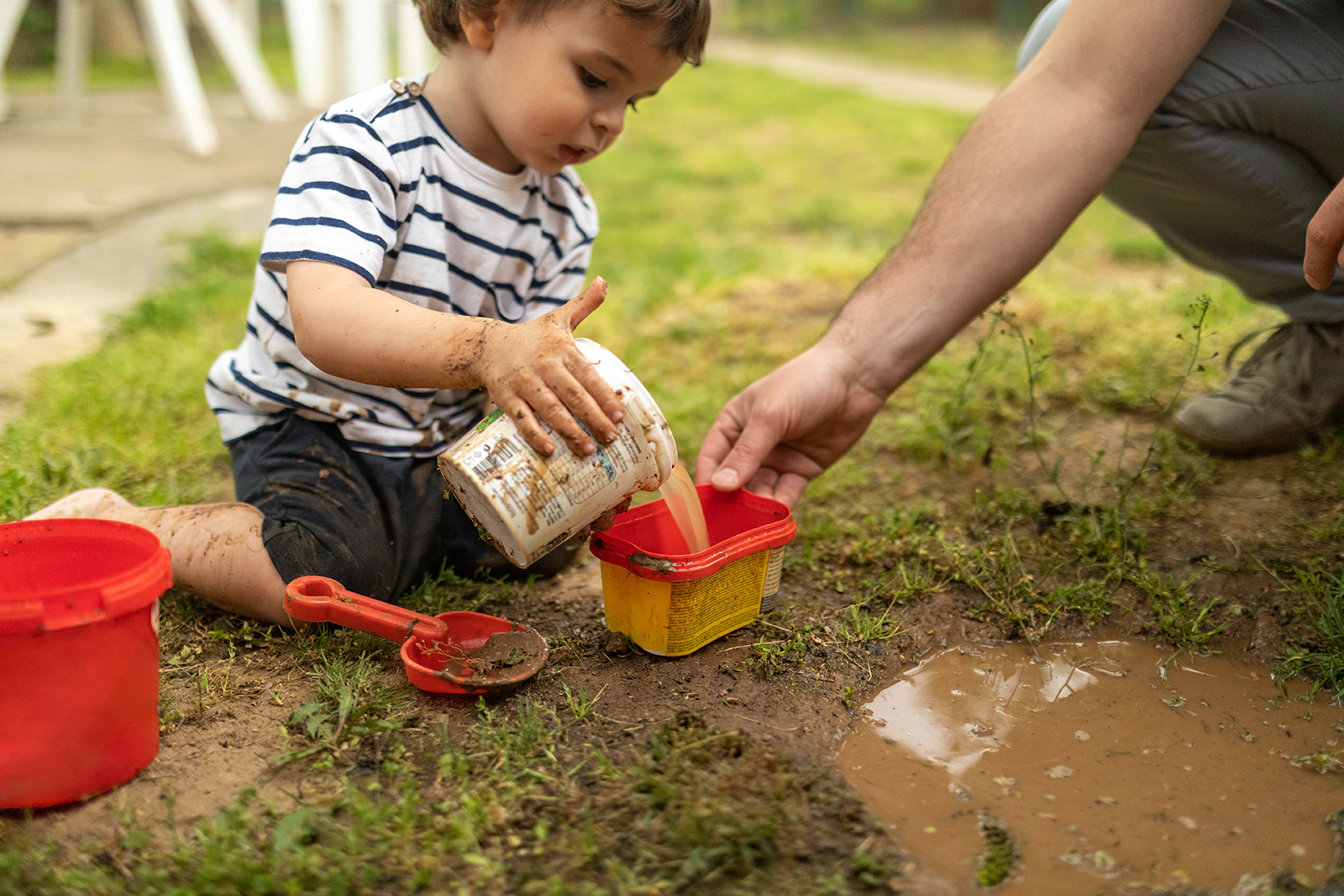 Criança brincando com um balde de água