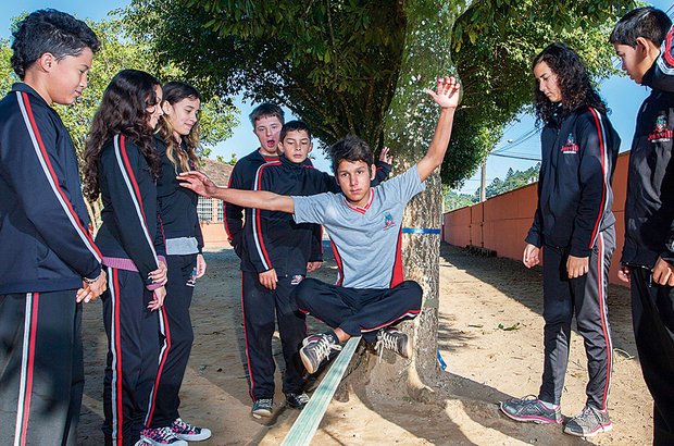 No início, era preciso ajuda, mas depois os alunos se arriscaram fazendo manobras. Marcelo Almeida