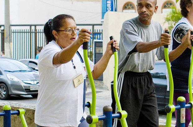Esqui sem neve No esqui, ao movimentar as pernas e os braços ao mesmo tempo, os alunos trabalham o sistema cardiorrespiratório, de coordenação motora e a mobilidade dos membros inferiores e superiores. Fernando Frazão