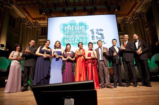 Educadores Nota 10 Os 11 vencedores do Prêmio Victor Civita ao final da cerimônia, na Sala São Paulo