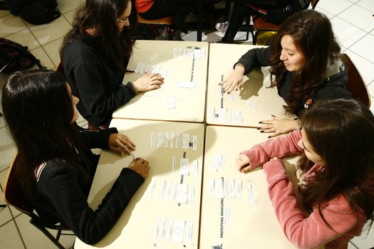 Jogo dos polígonos Para sistematizar os conhecimentos desenvolvidos, a turma resolveu problemas e participou de um jogo sobre as propriedades dos polígonos. A evolução dos alunos foi acompanhada por meio de avaliações e da análise de relatórios individuais.