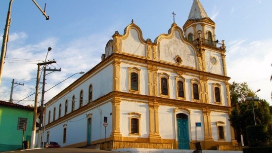 A igreja matriz de Santana do Parnaíba, na região metropolitana de São Paulo, recebe iluminação amarela por conta do pôr do sol