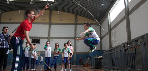 Marcos Santos Mourão, educador da Escola da Vila, ensinando os alunos do professor Fabrício Melo a pular duas cordas, na EMEF Luiz Olinto Tortorello. Foto: Marcos Rosa