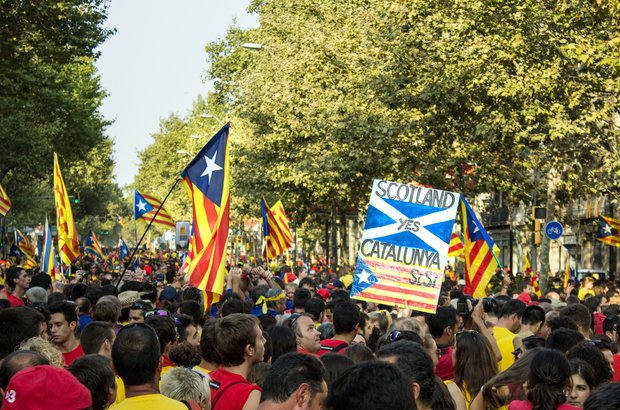 Catalunha, na Espanha Manifestação pró-referendo na Catalunha. Crédito: ONiONAstudio / Shutterstock