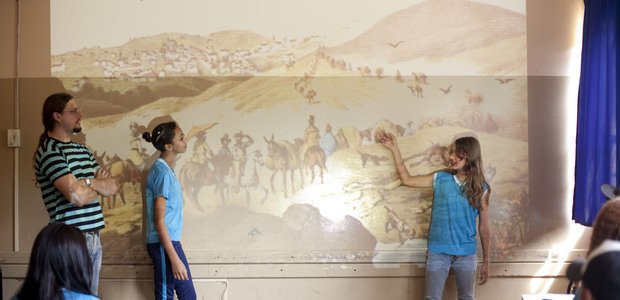 Pesquisa em fontes visuais Cada dupla analisou uma pintura que retratava a relação entre homens e animais na época. O professor reforçou que as obras refletiam o ponto de vista do autor, por isso deveriam ser confrontadas com outras fontes. Em seguida, as duplas apresentaram os resultados da análise para o restante da sala. Foto: Marina Piedade