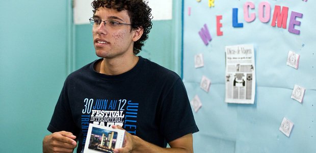 Estudante da EE Nilo Povoas divide com a turma sua experiência de intercâmbio. Foto: Felipe Barros