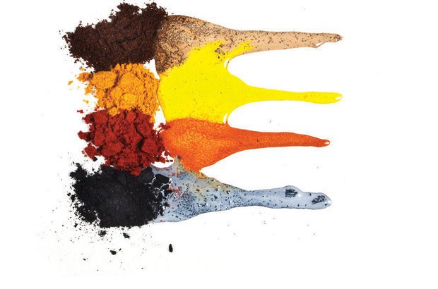 Misturas feitas com vários pós Café, curry, colorau e carvão geram tons de marrom, amarelo, vermelho e preto. Ricardo Toscani
