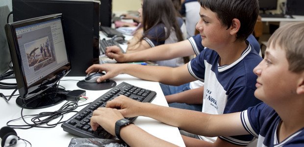 De olho dos detalhes A moçada também visitou o laboratório de informática da escola para pesquisar mais sobre os artistas selecionados pela educadora e os trabalhos realizados por eles. Vera acompanhou a busca e conversou com a turma sobre as obras, ajudando a turma a apreciar as imagens. Foto: Marina Piedade