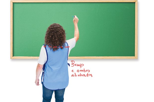 Escrever no quadro Estabilize o corpo alinhando joelhos, tronco e ombros. Evite elevar o braço acima da altura do ombro, pois esse movimento pode causar tendinite. Marcos Rosa