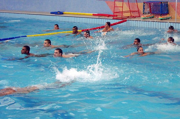 Natação Dentro da piscina da escola, os estudantes da EJA praticaram movimentos básicos do nado. Uma das atividades feitas consistia em usar pranchas e ir de uma margem para a outra batendo os pés. Arquivo pessoal