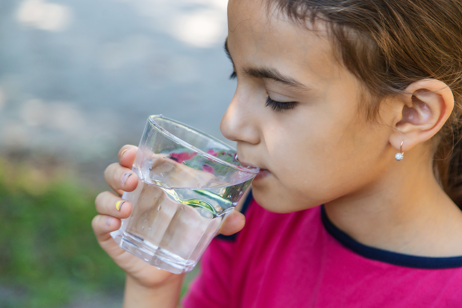Criança bebendo água