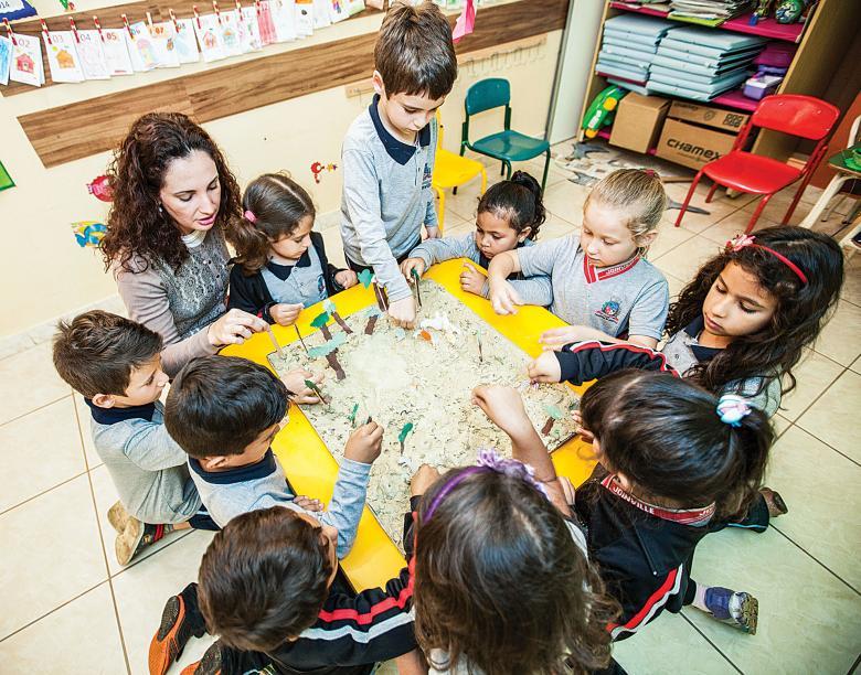 Turma constrói maquete do manguezal