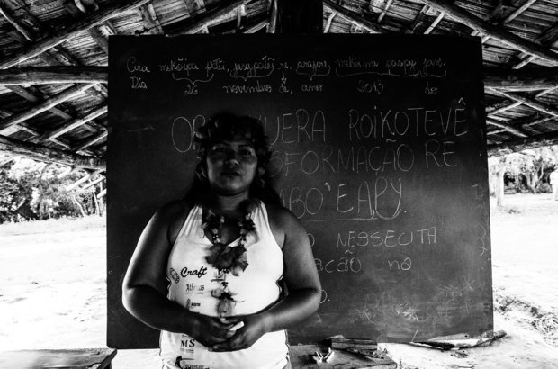 Docente e moradora Há três anos, a professora indígena Paulina Martines ensina a língua avá guarani e outros conhecimentos de sua etnia para crianças e adolescentes da aldeia Y?hovy. Como apoio didático, conta somente com um quadro-negro e giz. Todos em idade escolar na tribo frequentam suas aulas. Foto: Marcelo Almeida