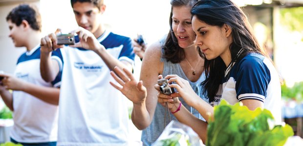 Na feirinha do agricultor, os estudantes testaram o que aprenderam em sala e tiraram dúvidas com a professora. Foto: Marina Piedade