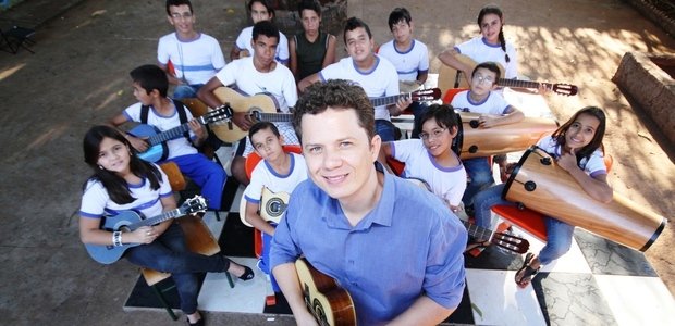 Apresentação para a comunidade escolar Para fechar o projeto e ampliar o repertório da comunidade escolar, a turma de Alessandro organizou uma série de apresentações. Os alunos tocaram três músicas de Cartola - 'As rosas não falam', 'O Sol nascerá' e 'Corra e olhe o céu'. Foto: Marco Monteiro