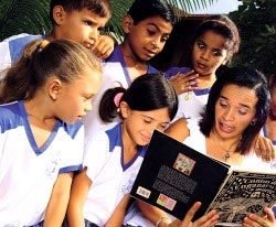 Rosany lê contos de assombração: momentos de magia que ajudaram na alfabetização da turma. Foto: Luís Moraes