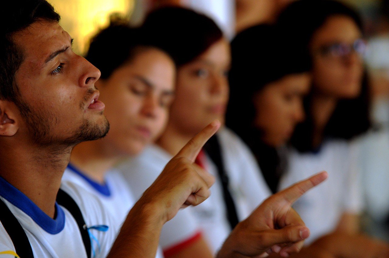 Aluno bilingue fala em Libras com colegas