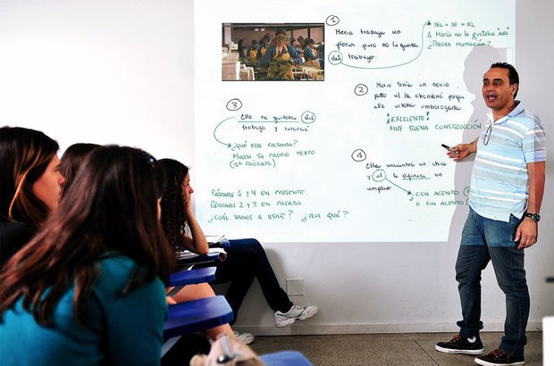 O docente projetou trechos de uma resenha corrigida no quadro e discutiu ponto a ponto. Valter Pontes